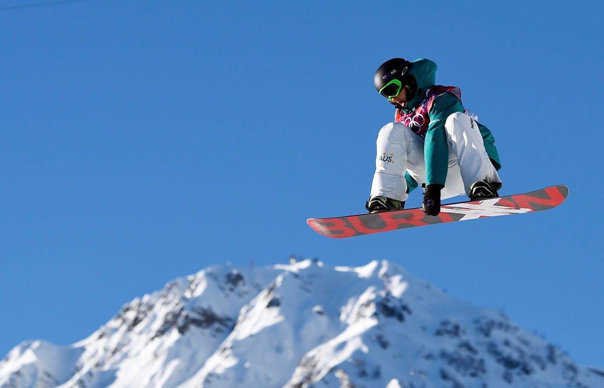 Австралийский сноубордист Скотти Джеймс выполняет прыжок на соревнованиях по слоупстайлу. 8 февраля 2014 года. (Фото REUTERS/Dylan Martinez)
