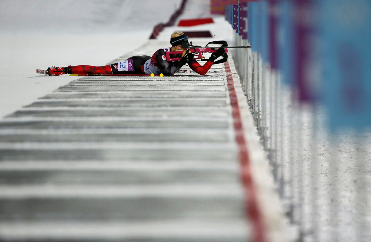 Канадская биатлонистка Зина Кочер во время стрельбы по мишеням на дистанции биатлона, женский спринт на 7,5 км. 9 февраля 2014 года. (Фото Stefan Wermuth/Reuters)